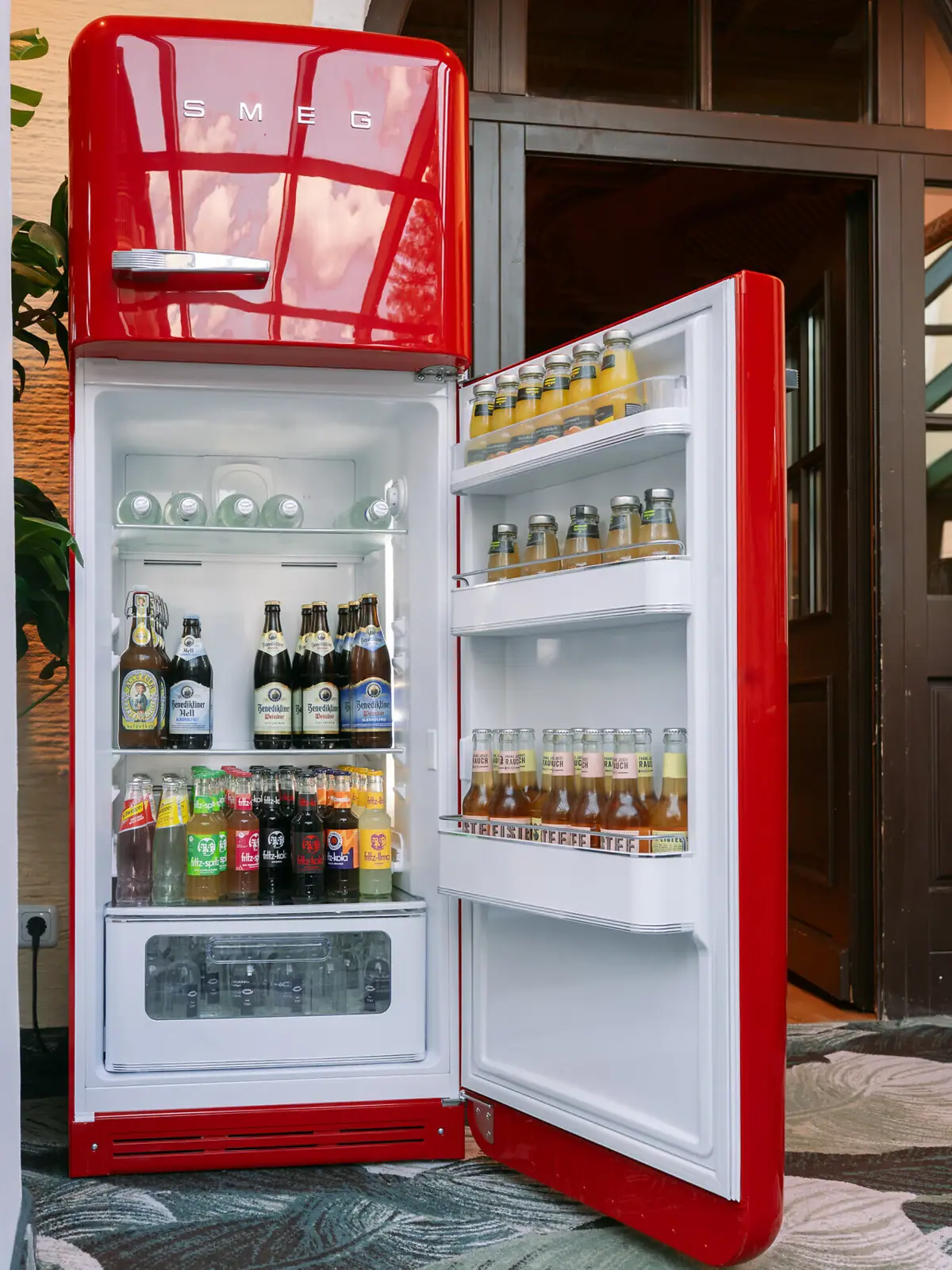 Open Fridge im HENRI Garmisch-Partenkirchen Ein Kühlschrank mit Bierflaschen