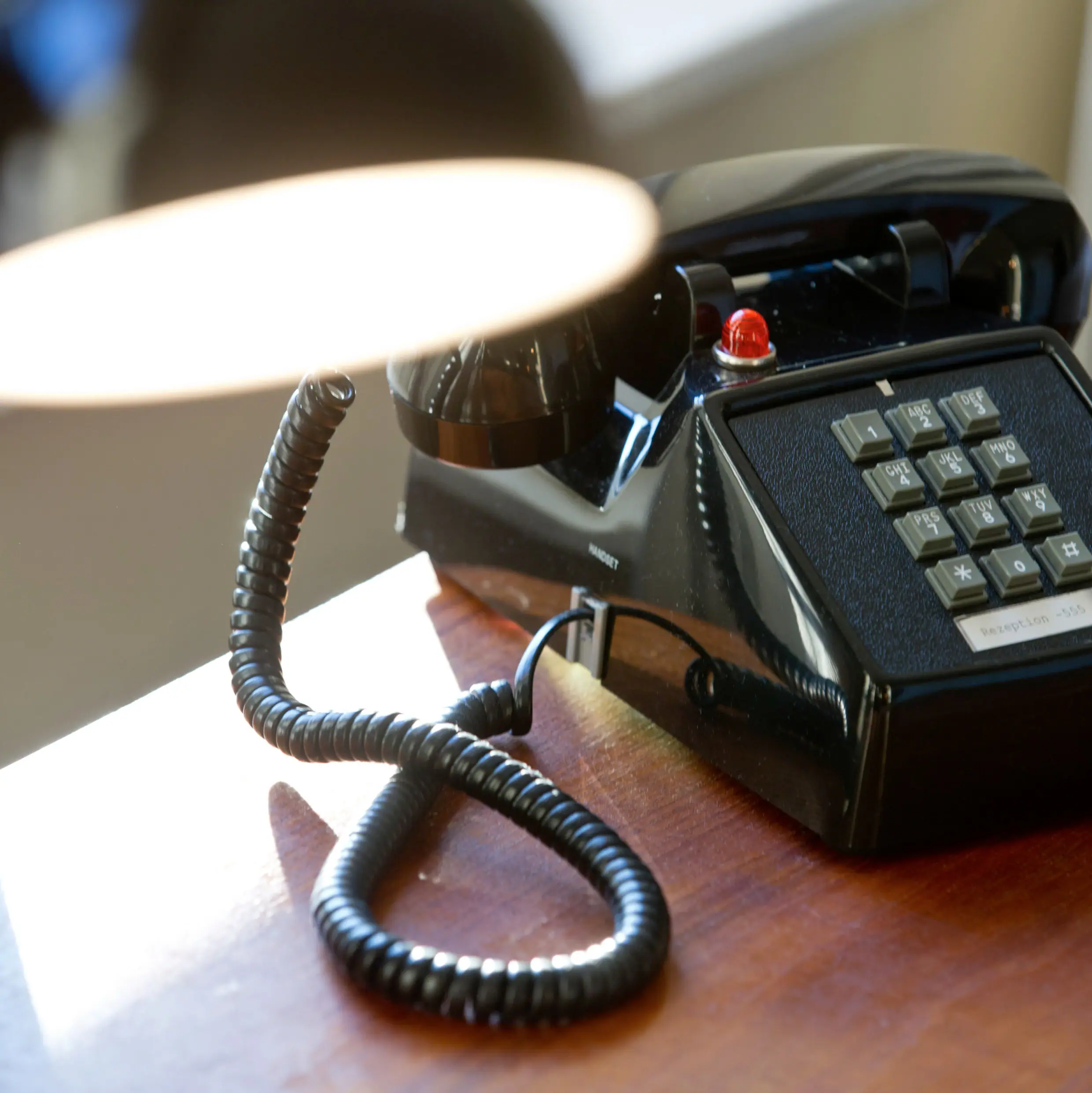 Retrotelefon auf einem Tischchen