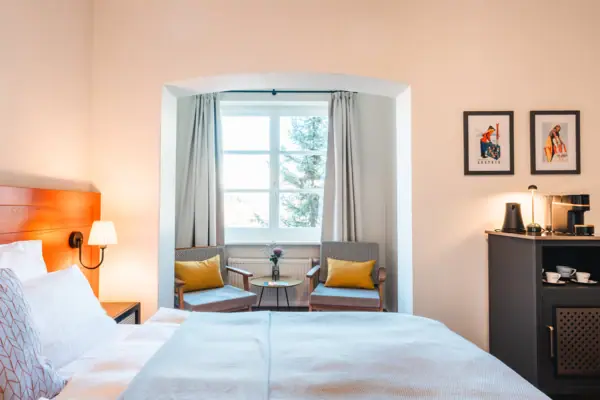 Ein Schlafzimmer mit einem Bett und Stühlen.