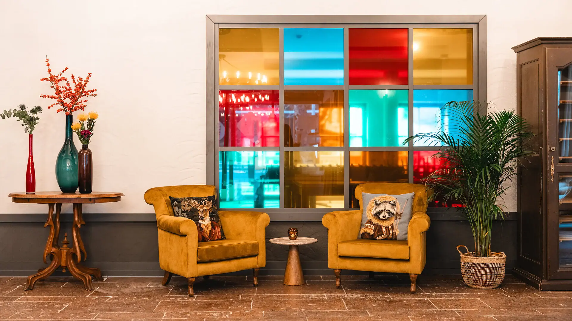 Lobby Ein Raum mit zwei Stühlen und einem Tisch.