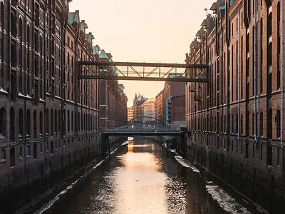 Kanal zwischen Gebäuden mit einer Brücke darüber.