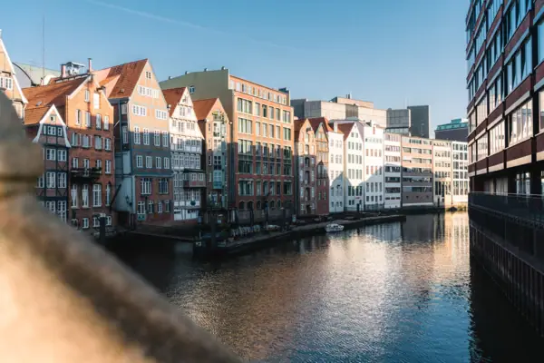 Wasser neben Gebäuden im Freien