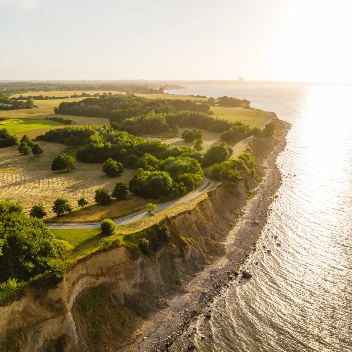 Ostsee Luftaufnahme der Brodtener Steilküste mit einer grasbewachsenen Fläche an der Ostsee in Travemünde.