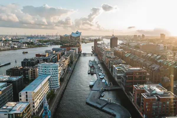 Ein Fluss mit Booten darauf.