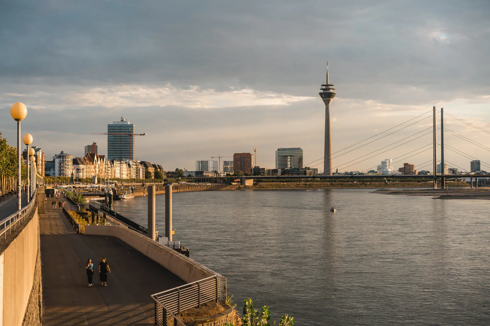 Ein Gewässer mit einer Stadt im Hintergrund.
