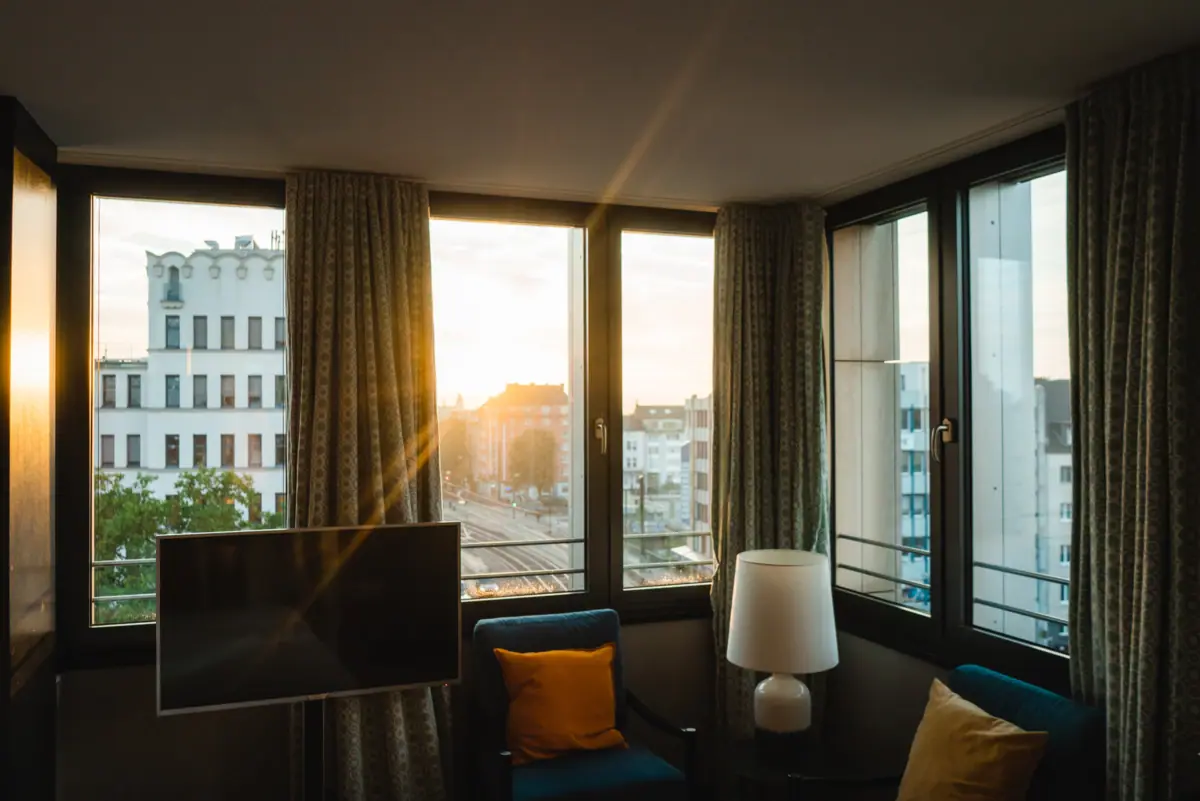 Ein Zimmer mit einem Fernseher und einem Fenster.