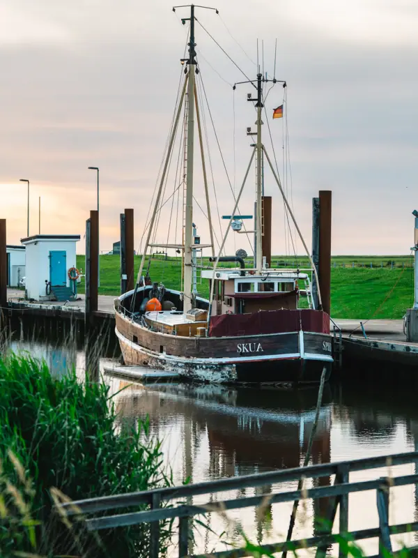 Cuxhaven Ein Boot auf einem Gewässer in Cuxhaven.