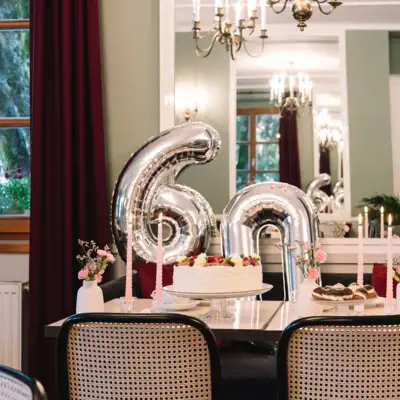 Geburtstagsfeier im HENRI Kiztbühel mit einem Geburtstagstisch und Luftballons.
