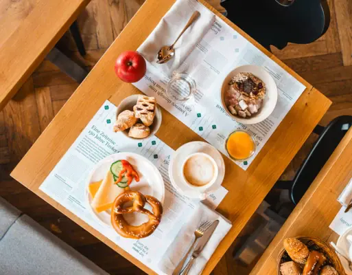 Ein Tisch mit verschiedenen Speisen darauf.