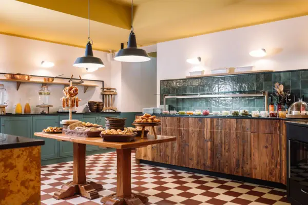 Frühstück im HENRI Garmisch-Partenkirchen Küche mit Essen auf einem Tisch