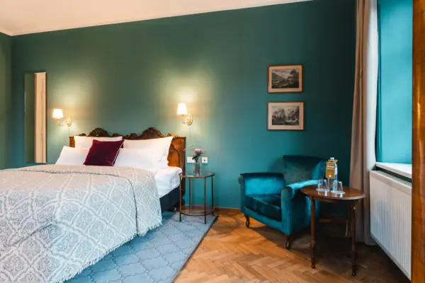 Schlafzimmer mit einem Bett und einem Stuhl.