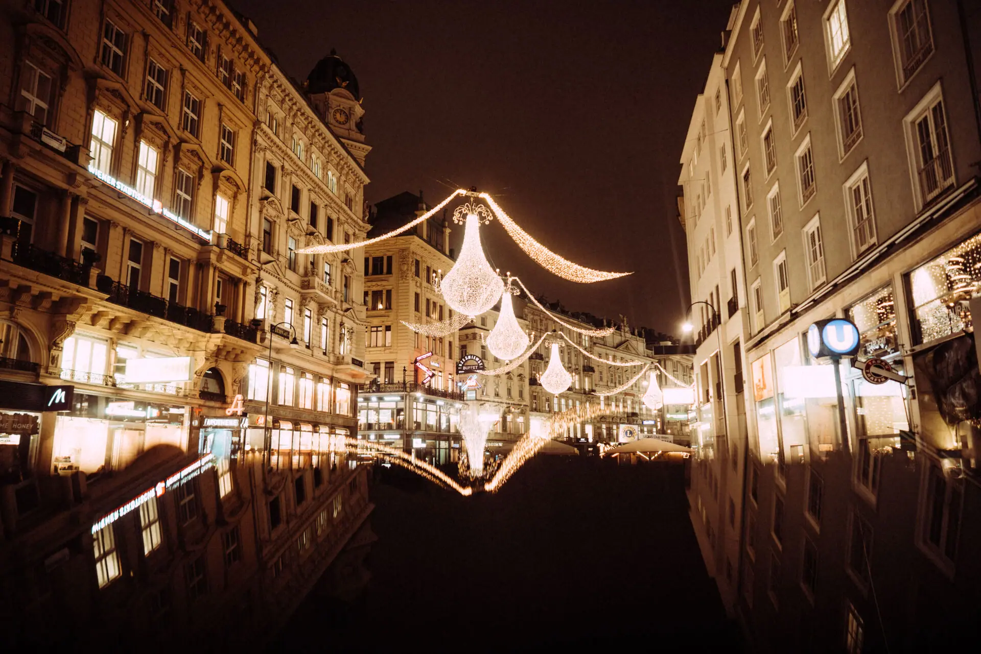 Innenstadt mit Beleuchtung Straße mit beleuchteten Gebäuden bei Nacht.