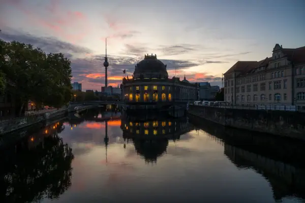 Weitwineklige Aufnahme der Berliner Museumsinsel bei Abenddämmerung.