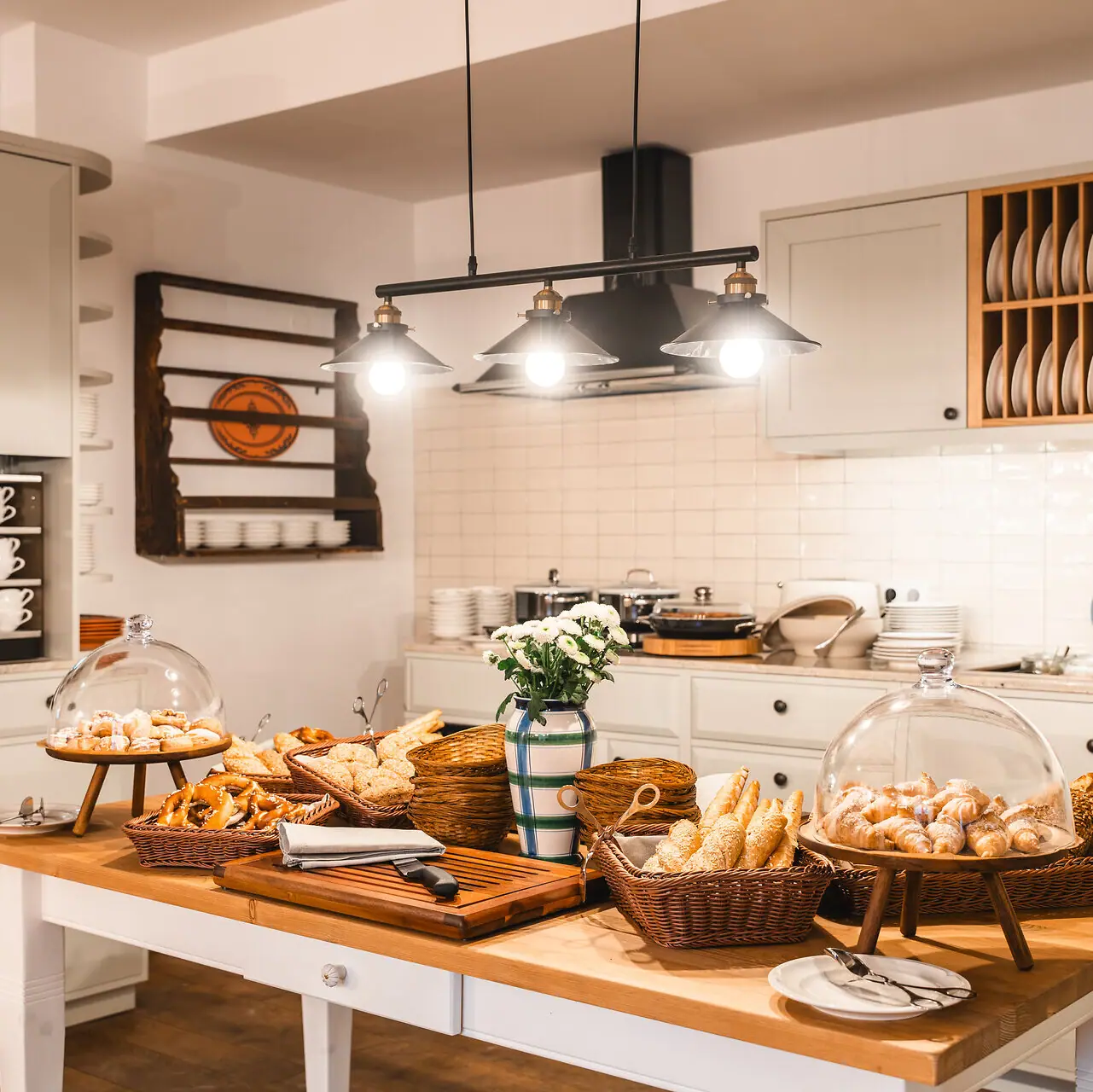 Ein Tisch mit Essen darauf.