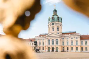 HENRI Berlin Schloss Schloss Charlottenburg mit Kuppel und Statue im Vordergrund