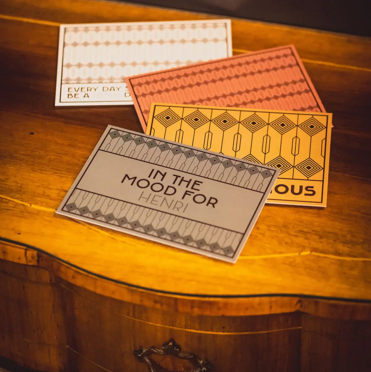 Alte hölzerne Kommode mit drei Postkarten