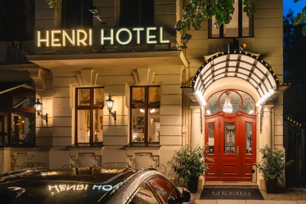 Gebäude mit einem Schild darauf