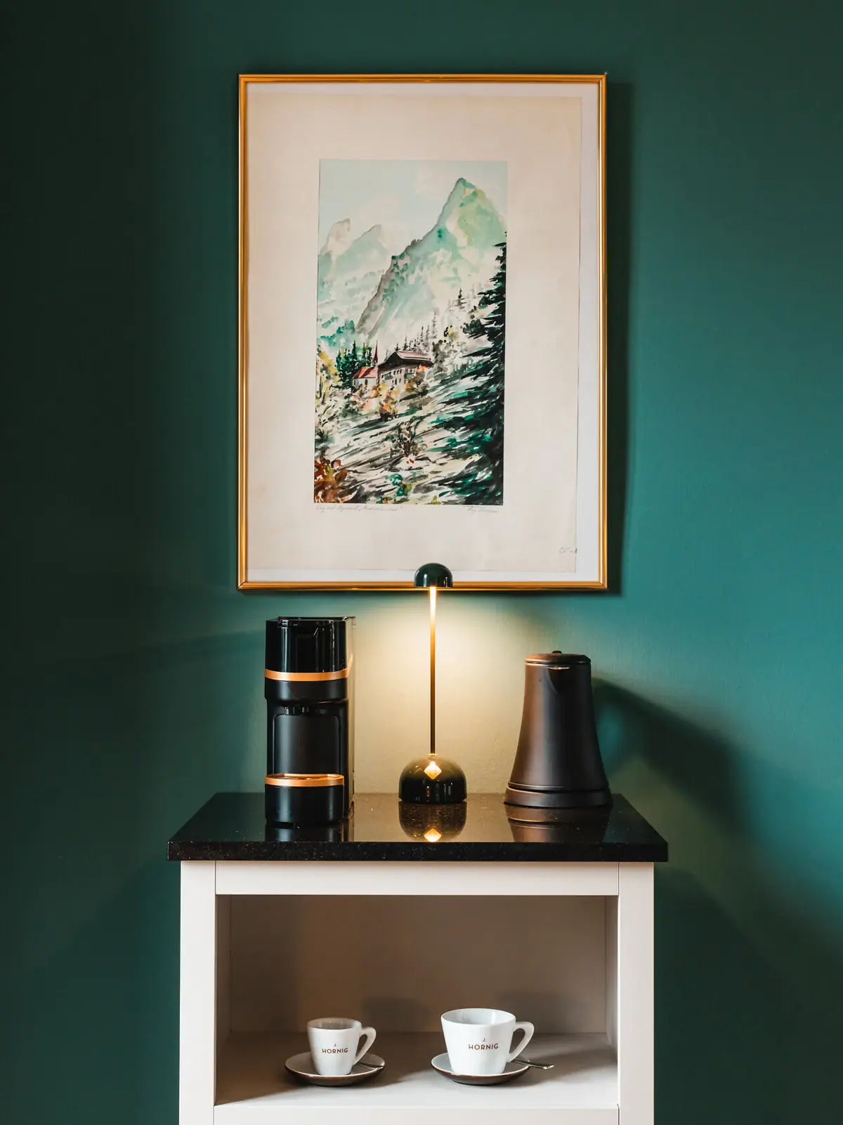 Zimmer im HENRI Kitzbühel Bild eines gerahmten Bildes an einer Wand