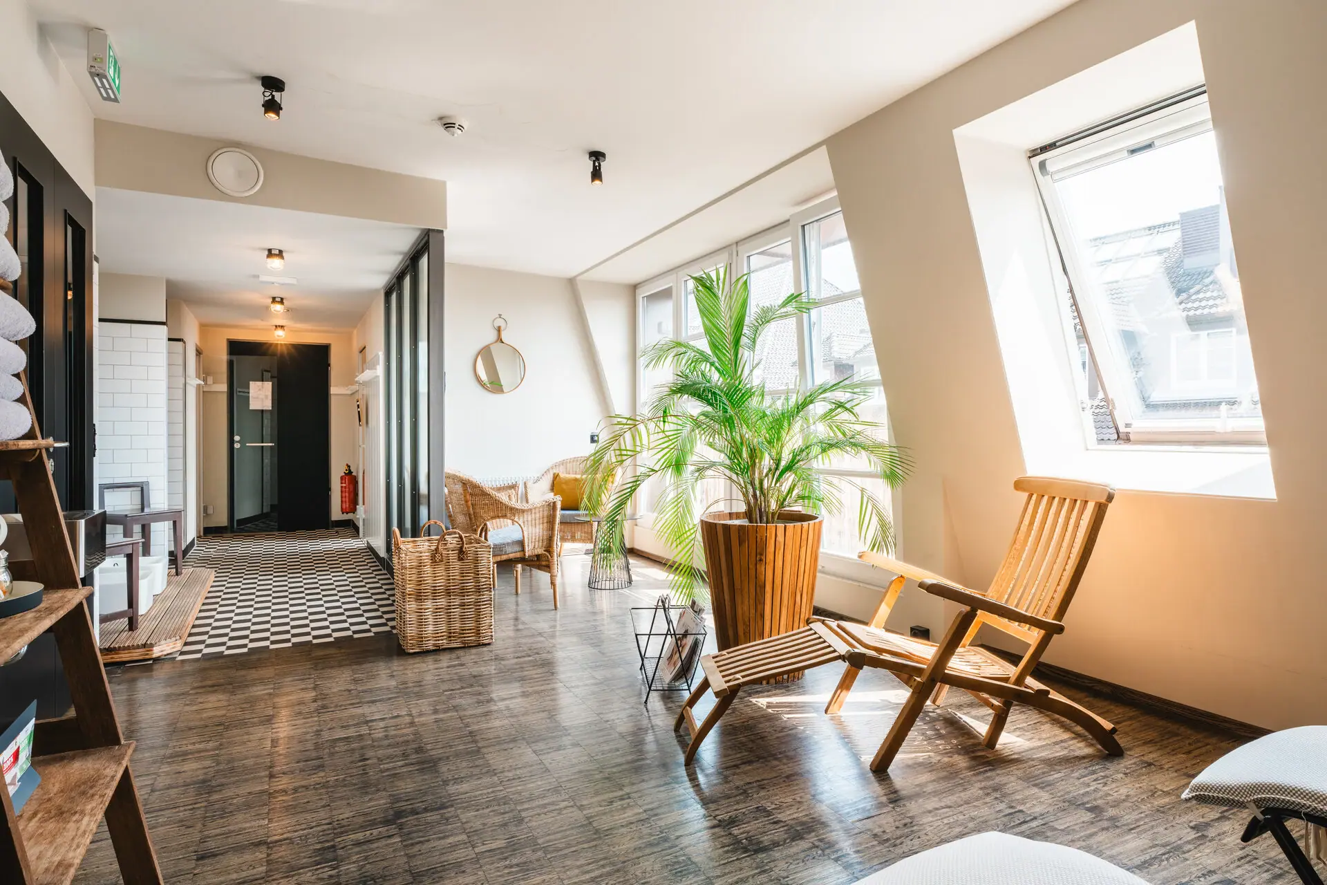 Entspannungsbereich mit Liegen Ein Raum mit Liegestühlen und einer Pflanze.