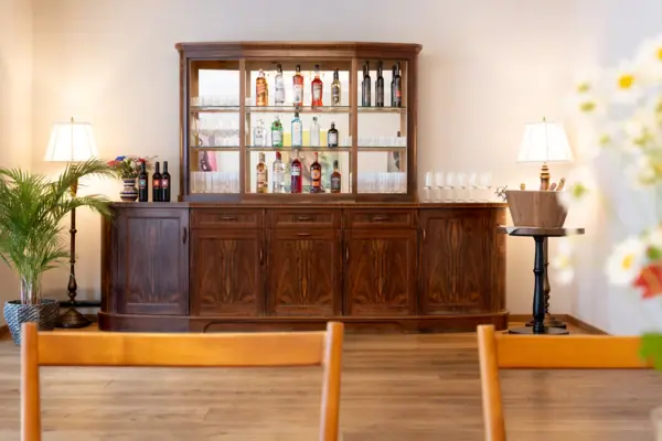 Eine Hausbar mit Gläsern und Flaschen darauf.