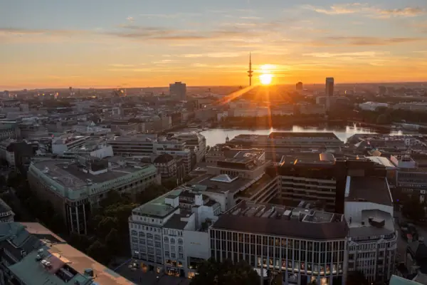 Sonnenuntergang über einer Hamburg mit Wolken am Himmel