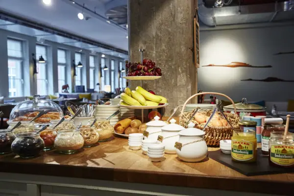 Ein Tisch mit verschiedenen Speisen und Geschirr.