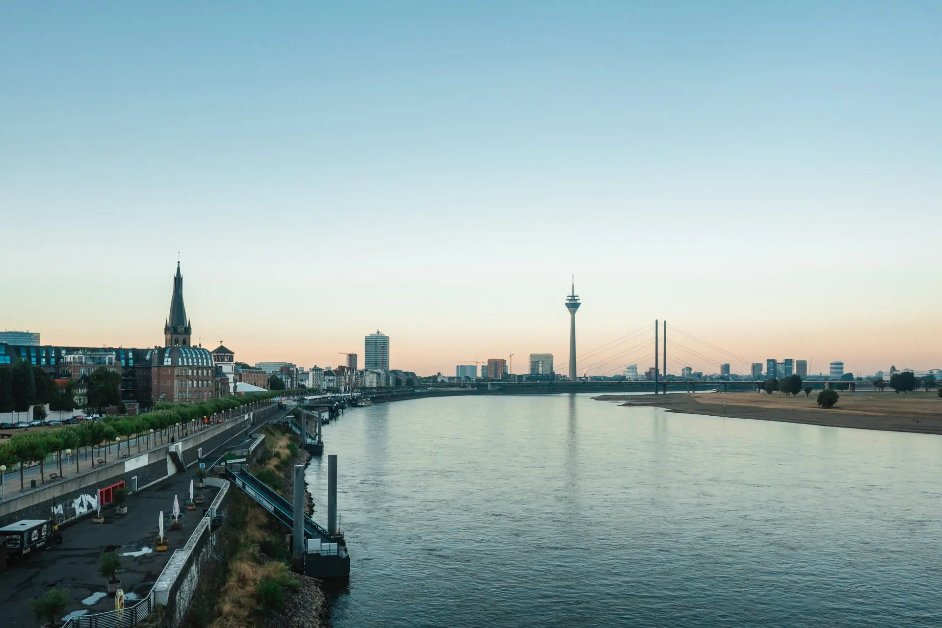 Düsseldorf Skyline Fluss mit Brücke und Stadt im Hintergrund