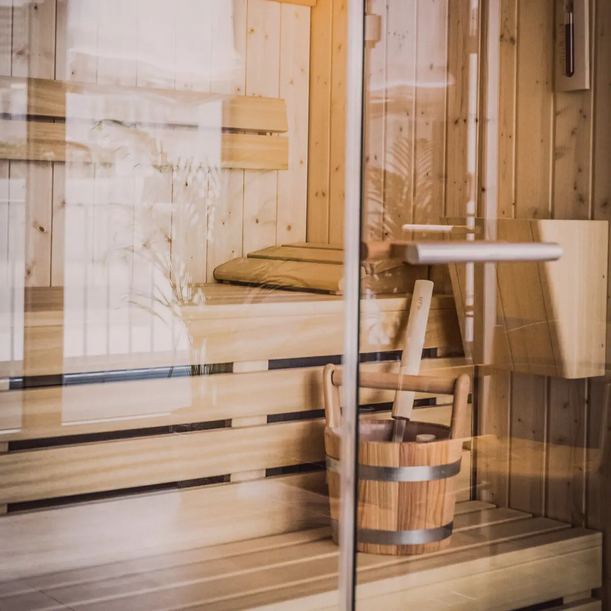 Holzeimer in einer Sauna