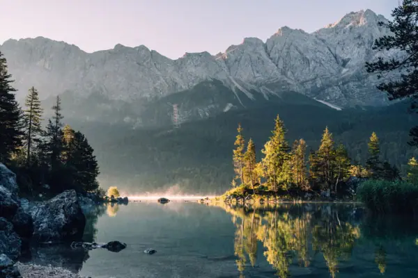 Der Eibsee mit Bäumen und Bergen im Hintergrund in der nähe von Garmisch-Partenkirchen.