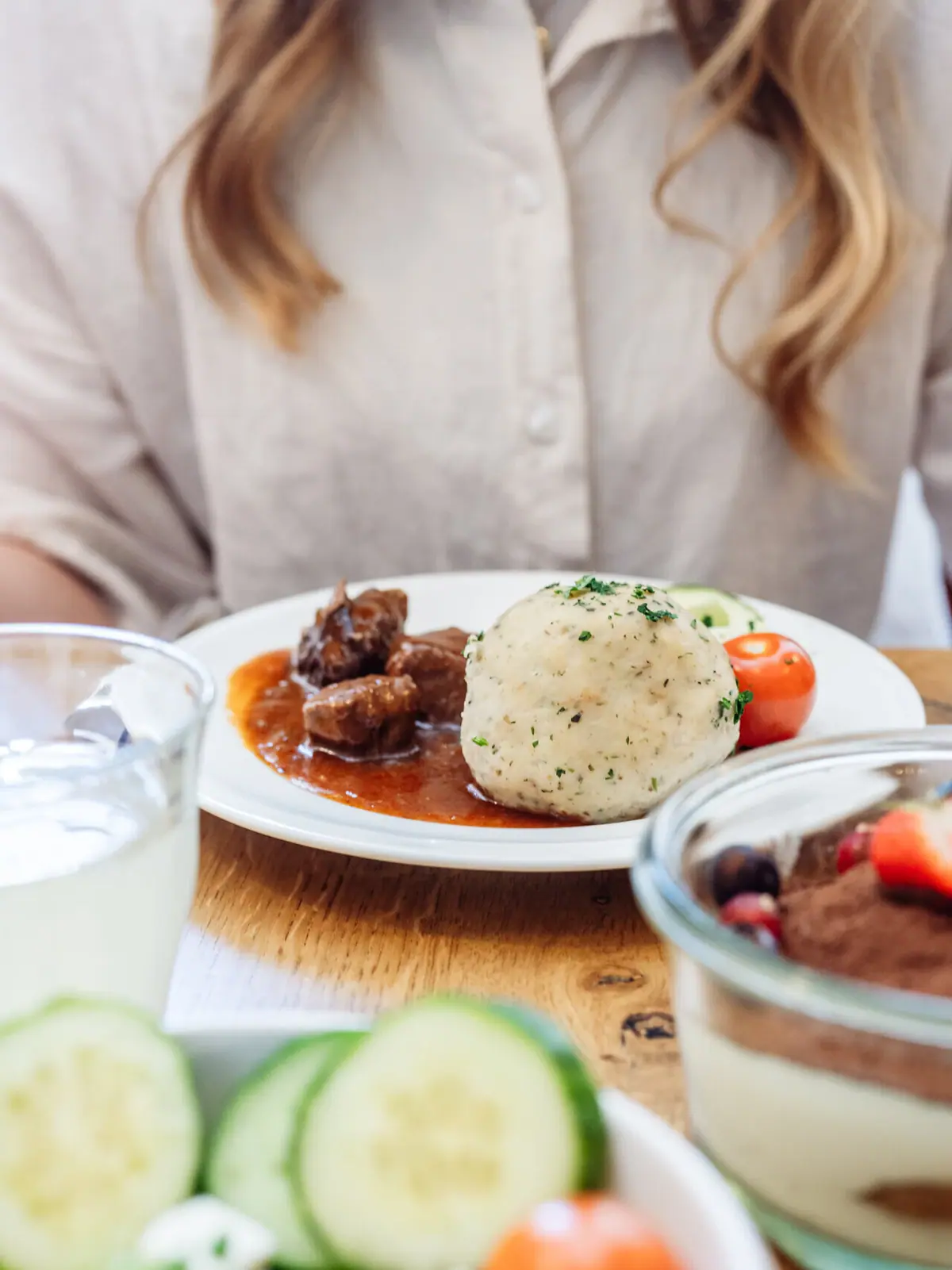 Ein Teller mit Essen auf einem Tisch.