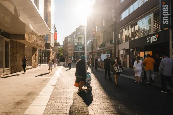 Shopping in Düsseldorf Eine Gruppe von Menschen geht eine Straße entlang.