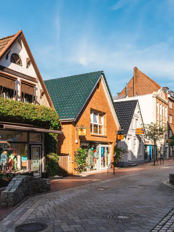 Cuxhaven Straße in Cuxhaven mit Gebäuden und Laternenpfahl