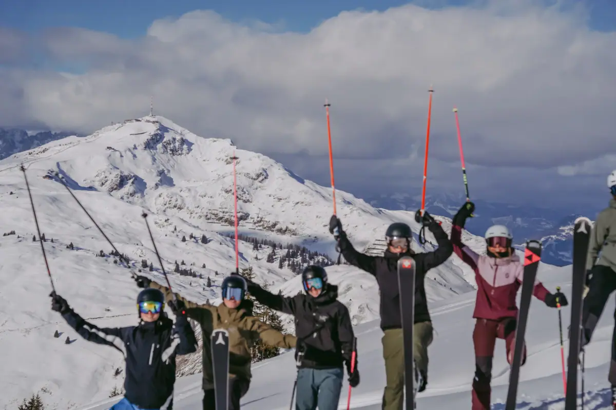 Partner element3 Eine Gruppe von Menschen auf Skiern auf einem verschneiten Berg.
