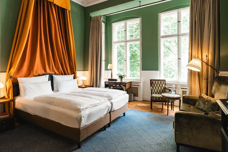 Ein Zimmer mit zwei Betten und einem Sofa.