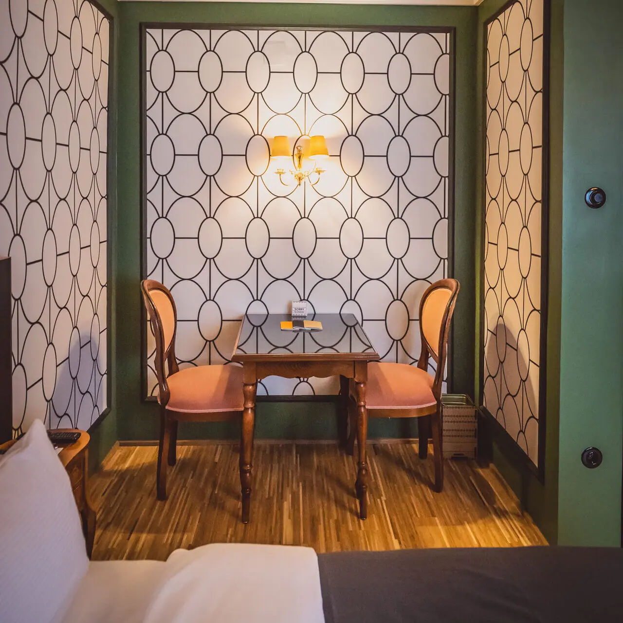 Ein Tisch und Stühle in einem Raum.