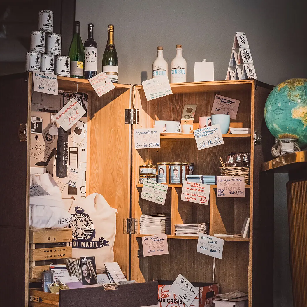 Ein Schrank mit einem Regal voller Gegenstände.