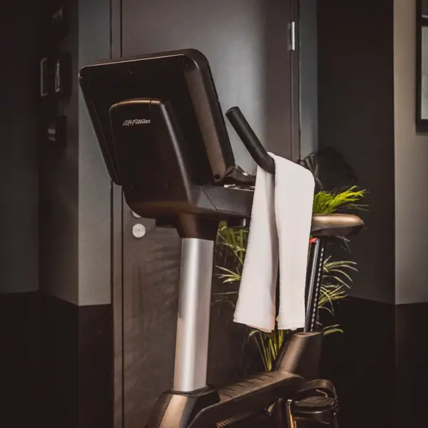 Heimtrainer in einem Raum.