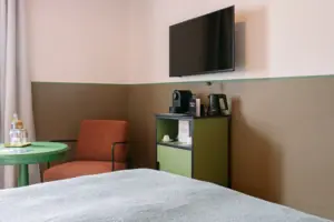 Kaffee- und Teebar Ein Fernseher an der Wand.