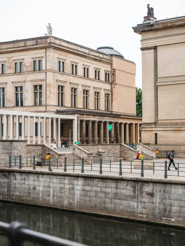 Ein Gebäude an einem Fluss mit Wasser.
