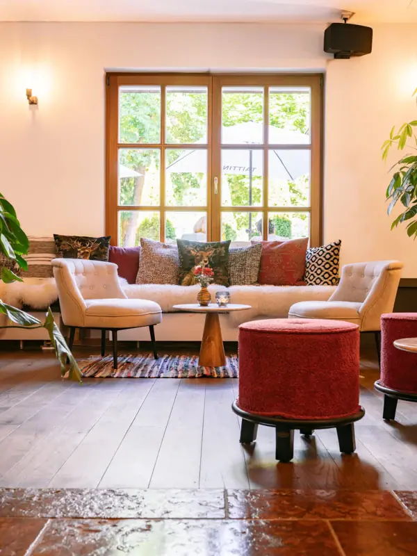 Wohnzimmer mit Sofas und Sesseln.