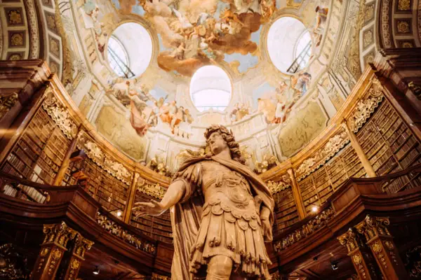 Statue in einer Bibliothek