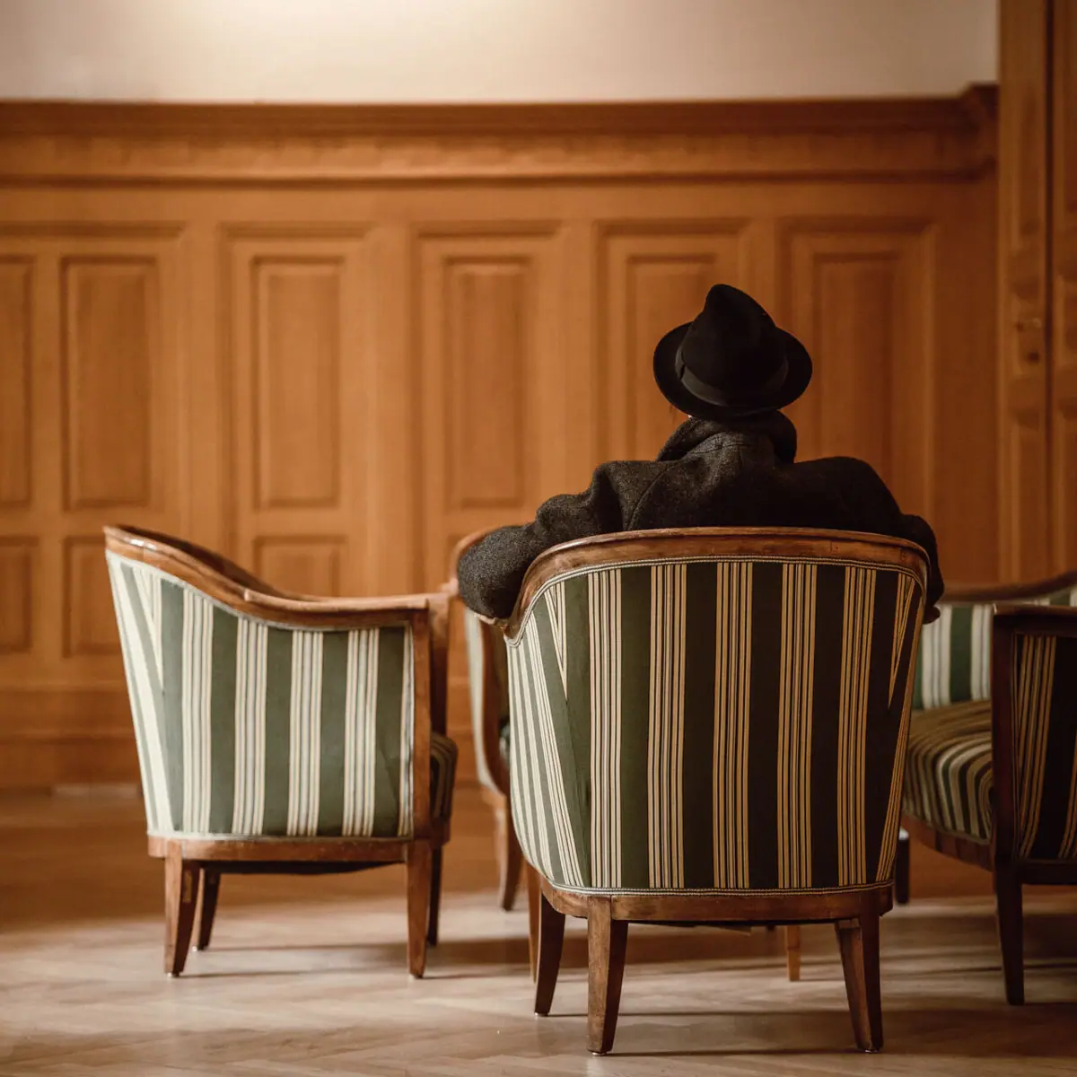 Ein Mann sitzt auf einem Stuhl.