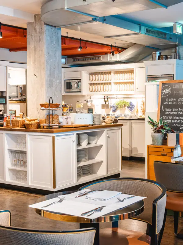 Kücheninsel mit Frühstücksbuffet