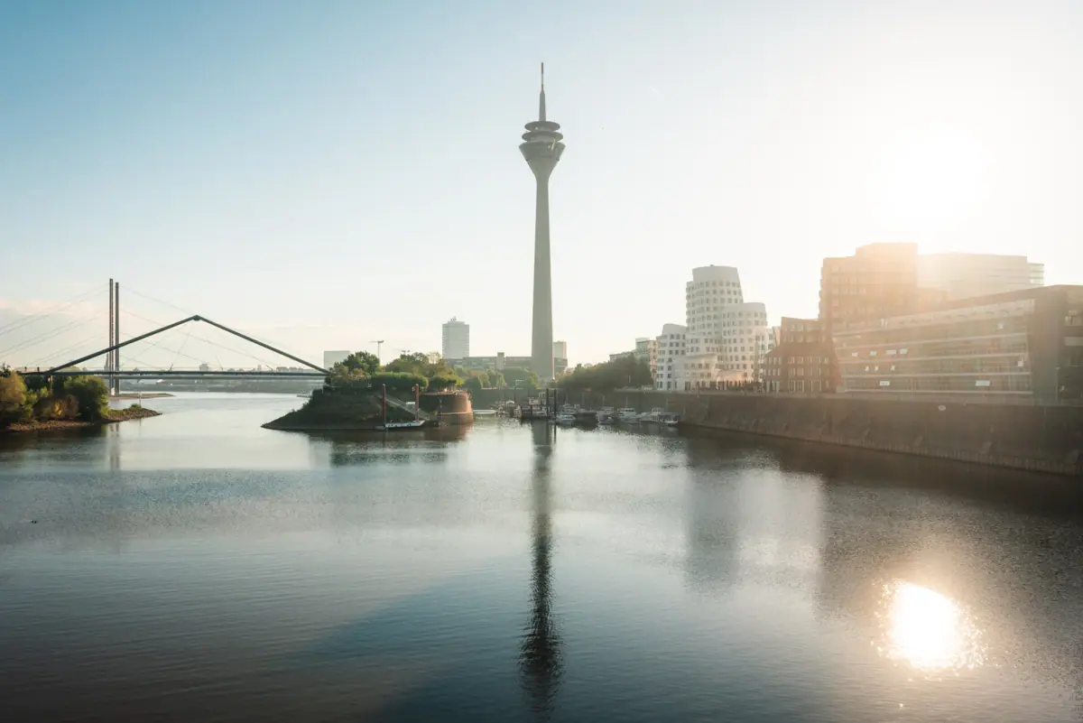 Ein Gewässer mit einem großen Turm im Hintergrund.