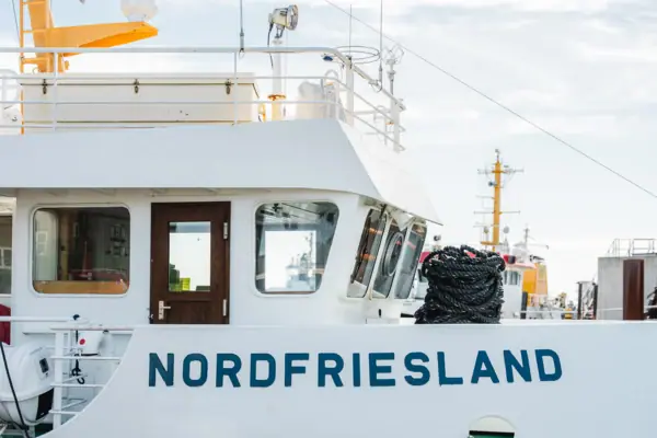 Nordfriesland Fähre Eine Nordfriesland Fähre in Cuxhaven mit einem Seil an der Seite.