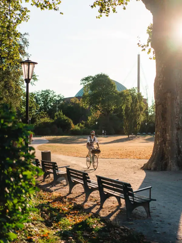 Eine Person fährt Fahrrad in einem Park.