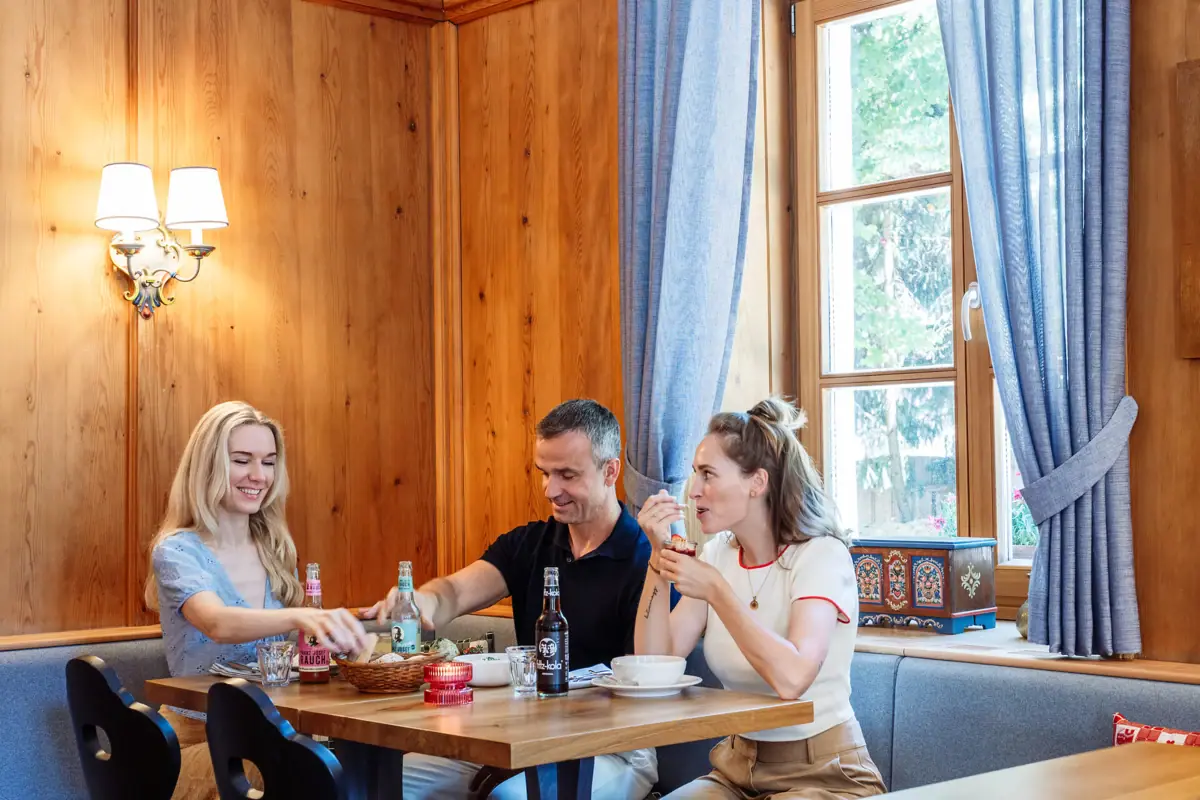 Eine Gruppe von Menschen sitzt an einem Tisch.