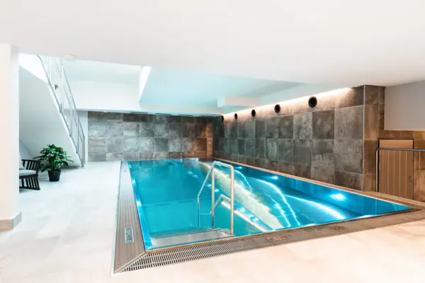 Schwimmbad in einem Raum