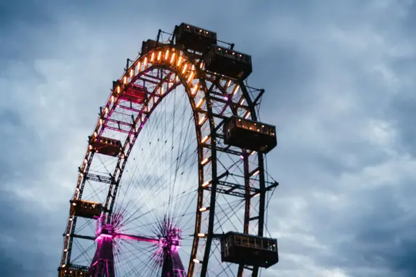 Riesenrad mit Lichtern im Freien