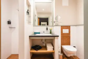 Badezimmer mit Waschbecken und Toilette